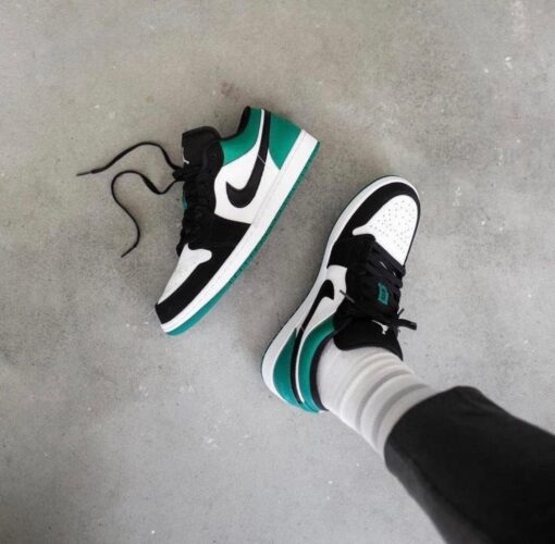 AJ1 black and green toes