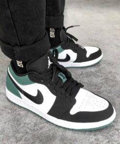 AJ1 black and green toes