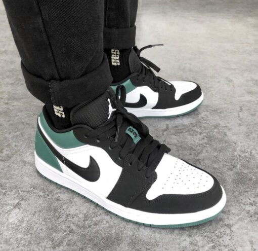 AJ1 black and green toes