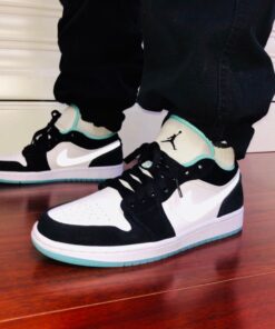 AJ1 Black and Green toes