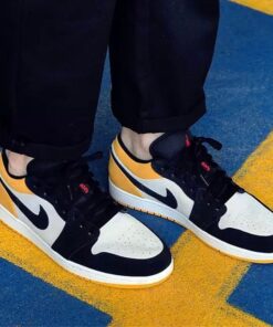 AJ1 black and yellow toes