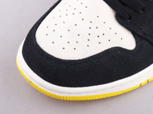 AJ1 black and yellow toes