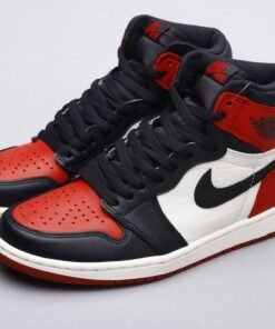 AJ1 black red toe