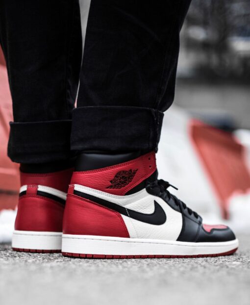 AJ1 black red toe