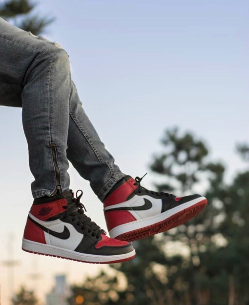 AJ1 black red toe