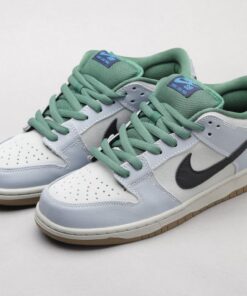 NKE SB Dunk Low Maple Leaf