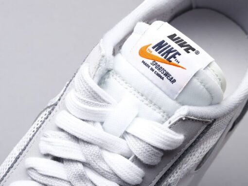 NKE Waffle off-white