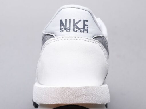 NKE Waffle off-white